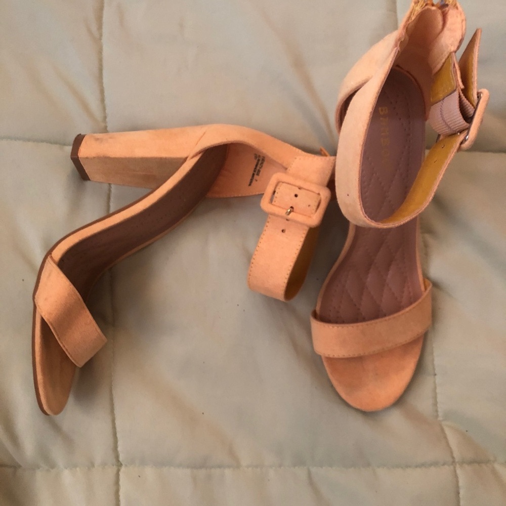 YELLOW HEELS